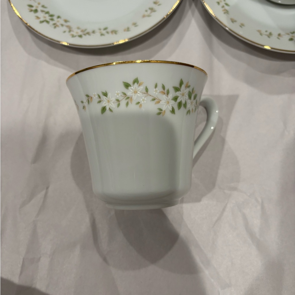 Ekco Vintage China Tea Cup and Saucer Set of 4 in ‘Spring Meadow’ Pattern - Picture 2 of 7